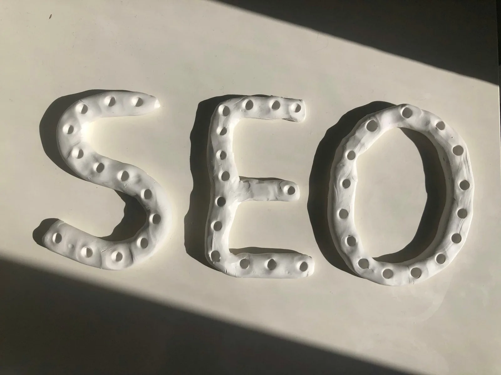 La parola SEO scritta in lettere bianche in rilievo