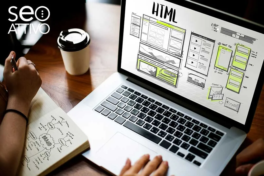 Progettazione di un sito web: schizzi delle pagine e codice HTML su un portatile